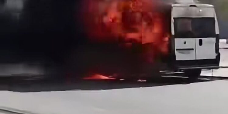 حريق مهول يلتهم حافلة لنقل الركاب وسط تاوريرت واستنفار لعناصر الوقاية المدنية +صور