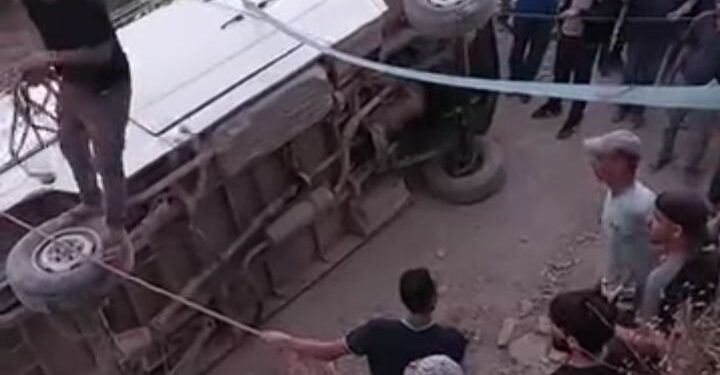 معاناة الطرق بنواحي الحسيمة تتواصل.. انقلاب سيارة بدوار تينط ونجاة ركابها بأعجوبة