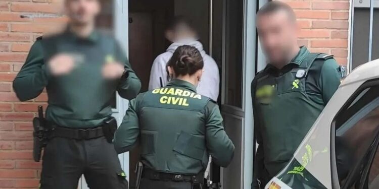 خلاف داخل شقة بإسبانيا يتحول إلى جريمـ.ـة داميـ.ـة.. جزائري في قبضة الأمن وسنغالي بين الحياة والموت وآخر يتلقى طعنات خطيـ.ـرة