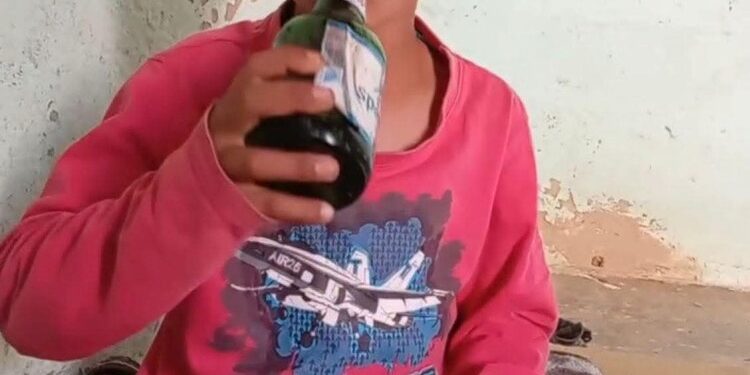 توقيف شخص بالريش ناول شقيقه الصغير “البيرة”