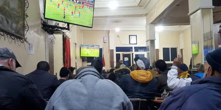 “البرمجة الليلية” تربك استعداد المقاهي المغربية لنقل مباريات كأس العالم