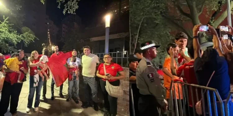 الجماهير المكسيكية انتظرت سبع ساعات أمام فندق المنتخب المغربي لالتقاط الصور مع أسود الأطلس