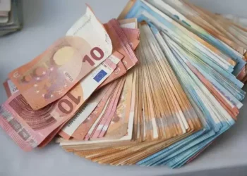 غرامة بـ1500 يورو تهدد مغاربة فرنسا بسبب حساباتهم في المغرب