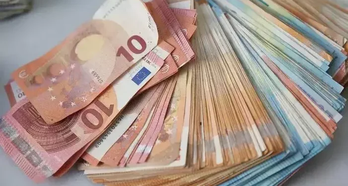 غرامة بـ1500 يورو تهدد مغاربة فرنسا بسبب حساباتهم في المغرب