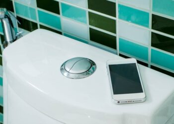 لا تصطحب هاتفك معك إلى المرحاض .. لهذه الأسباب