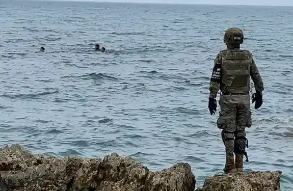 موجة هجرة سباحة غير مسبوقة نحو سبتة المحتلة مع اعتراض 170 شخصا بالبحر خلال ليلة واحدة