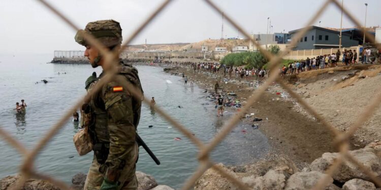 وزير الداخلية الإسباني: عودة 48 ألف مهاجر إلى المغرب طواعية من أصل 50 ألفا دخلوا سبتة