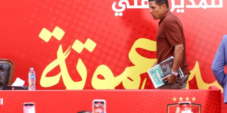 أول توبيخ من عموتة داخل الأهلي.. “انت لعبت الكرة لورا ليه؟”