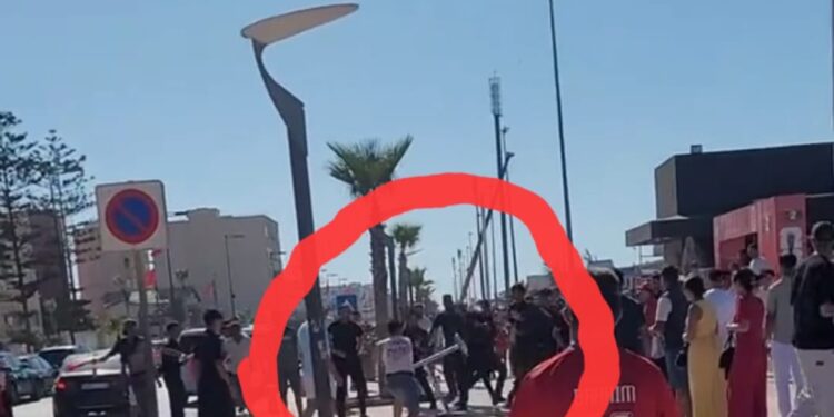 مستخدمو مطعم بكورنيش السعيدية يعتدون بالضرب على زبون في واضحة النهار +صور
