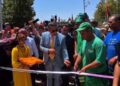 مصطفى لخصم يكسر البروتوكول ويمنح شرف قص شريط “أحب إيموزار” لعمال النظافة في سابقة مغربية