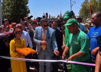 مصطفى لخصم يكسر البروتوكول ويمنح شرف قص شريط “أحب إيموزار” لعمال النظافة في سابقة مغربية