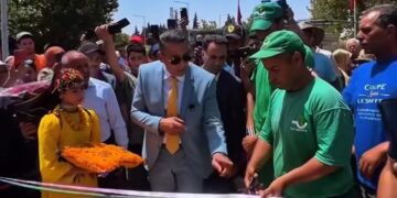 مصطفى لخصم يكسر البروتوكول ويمنح شرف قص شريط “أحب إيموزار” لعمال النظافة في سابقة مغربية