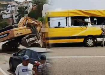 حادثة مروعـ.ـة بأوشتام: سقوط جرافة على حافلة مدرسية يخلف 3 قتلى وجريحين