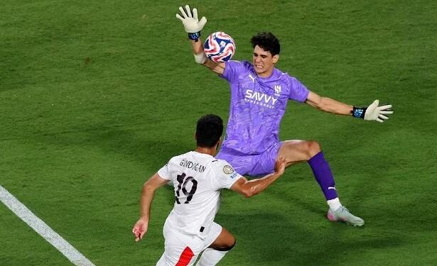 قرار مفاجئ من الهلال بشأن ياسين بونو