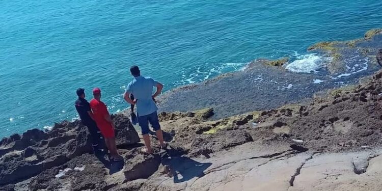 شاطئ أركمان يلفـ..ـظ جـ..ـثة عشريني مفصـ..ـولة الرأس.. والتحقيقات تنطلق لكشف الهوية والملابسات