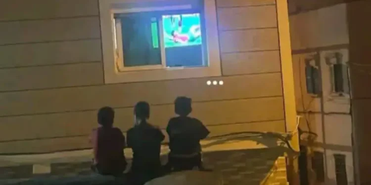 الملك يفاجئ أطفال أشهر صورة لمشجعي المنتخب المغربي أمام كندا بهدايا ثمينة