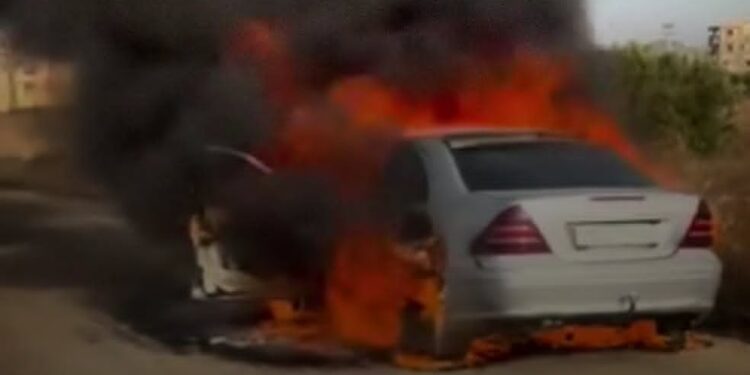 النيران تلتهم سيارة بالكامل بالدريوش والغموض يلف أسباب الحادث