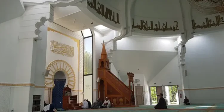 مسجد بفرنسا يفرض رسوما على صلاة الجنازة