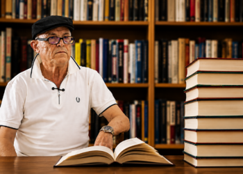 5600 كتاب من مكتبة الحسين القمري تنتظر مصيراً يليق بها.. ابن زايو المسرحي العمراني يكشف سنوات من طرق أبواب المسؤولين – فيديو