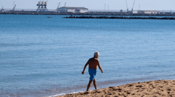بعد سبتة.. إسبانيا تركب حاجزا بحريا في مليلية