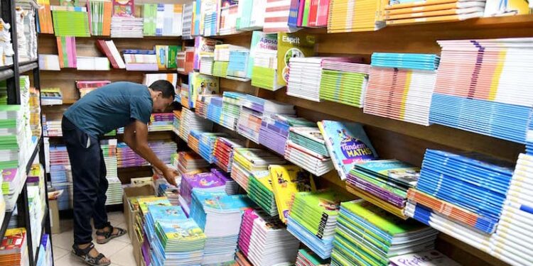 أزمة توزيع كتب “مدارس الريادة” تلاحق الدخول المدرسي