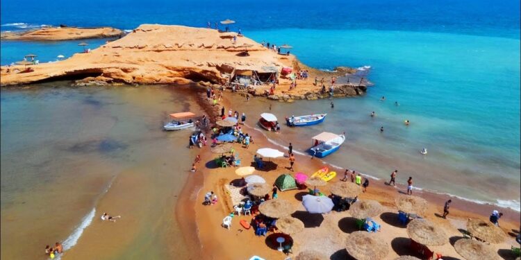 «حتى البحر ولى بالفلوس».. مطالب بتحرير الملك العمومي بشاطئ سيدي البشير بجماعة البركانيين