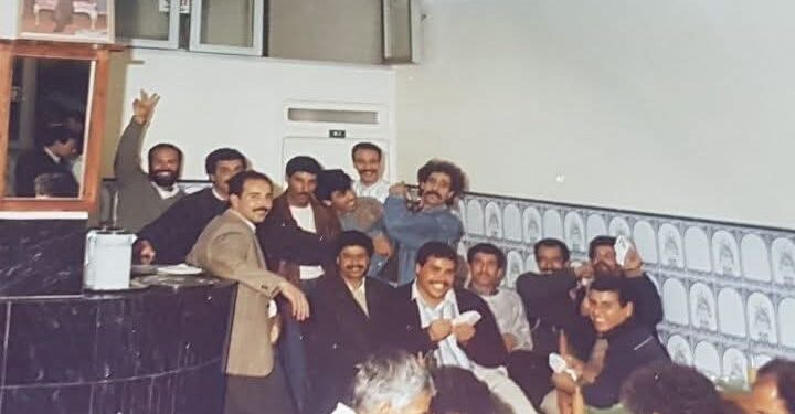 صورة وحكاية: رحلة عبر الزمن إلى مقهى “الإسماعيلية” بزايو عام 1993.. وجوه من الذاكرة وأحبة غابوا