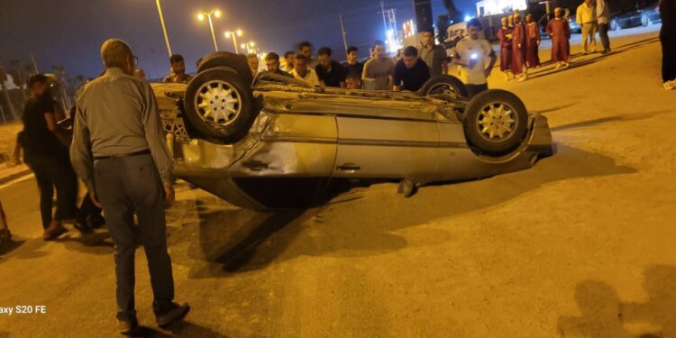 حادث مروع بسلوان.. انقلاب سيارة بعد اصطدامها بدراجة نارية وإصابة أربعة أشخاص +صور