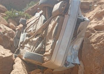 صورة.. سيارة تهوي من منحدر جبلي قرب شاطئ بوفاضيس بالناظور وتصيب أربعة أشخاص
