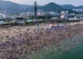 الوصول للبحر يصبح “معجزة” رغم الحجز المسبق.. تعرف على الشاطئ الأكثر ازدحاما في العالم