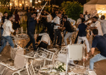زفاف يتحول إلى عراك جماعي بالعروي، إصابات وفوضى ونقل مصابين للمستشفى – فيديو