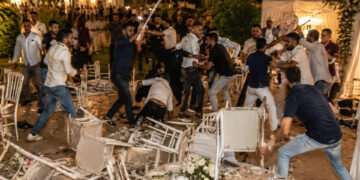 زفاف يتحول إلى عراك جماعي بالعروي، إصابات وفوضى ونقل مصابين للمستشفى – فيديو
