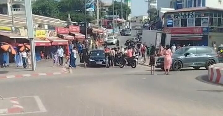 اعتقال شاب بالمهدية بعد جر شرطي بسيارته لمسافة تجاوزت 10 أمتار