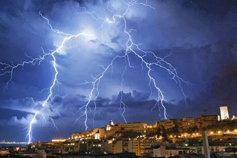 الأرصاد تحذر المغاربة.. عواصف رعدية وزخات قوية تستدعي الابتعاد عن الأودية ومجاري المياه