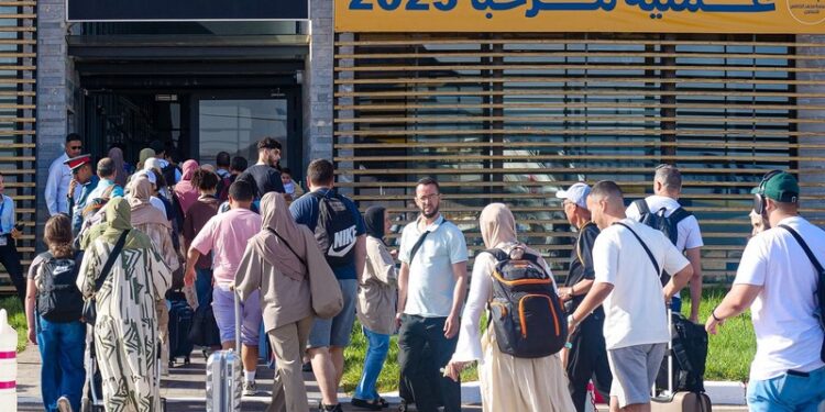 “معركة الحقيبة” بمطار العروي.. شكاوى من تشدد “ريانير” ومطالب بفتح تحقيق