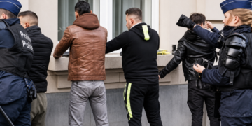 كمائن المواعيد الإدارية.. هل تحولت استدعاءات مكتب الأجانب في بلجيكا إلى فخاخ لترحيل المهاجرين؟
