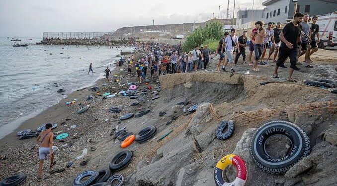 أكثر من 600 مهاجر يغادرون سبتة طوعا