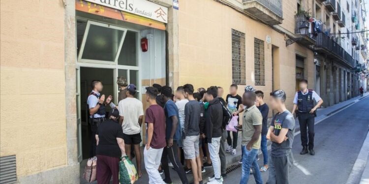 وثيقة رسمية تكشف سببًا شائعًا لرفض طلبات تسوية أوضاع المهاجرين في إسبانيا
