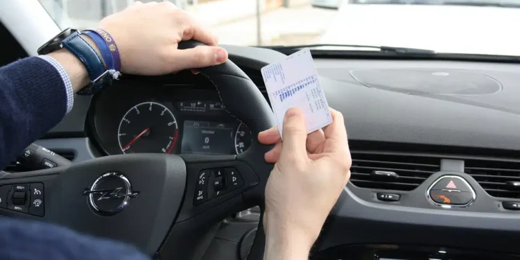 إسبانيا تحدد مدة استخدام رخصة القيادة