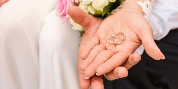حزب مغربي يتوعد بتقديم: 5 آلاف درهم للزواج وضريبة 40% على الريع و2000 طبيب طوارئ