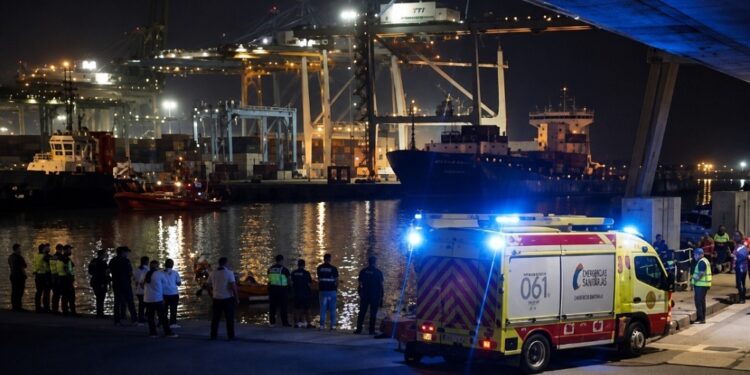 مأسـ.ـاة بميناء الجزيرة الخضراء.. وفاة امرأتين مغربيتين وإصابة رجلين بعد سقوط سيارة محملة بالأمتعة في البحر