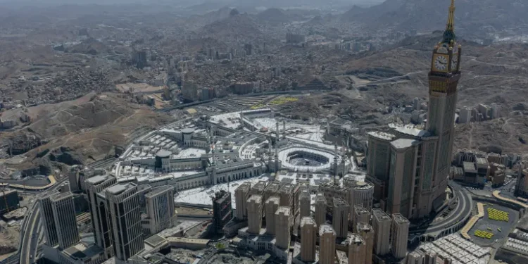 “إلا البيت الحرام”.. غضب إسلامي إثر استهداف مكة المكرمة