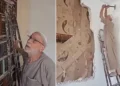 قصة الأب السوري الذي حرس كتب ابنه 15 عاماً « فيديو »