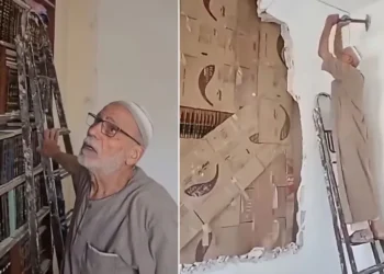 قصة الأب السوري الذي حرس كتب ابنه 15 عاماً « فيديو »