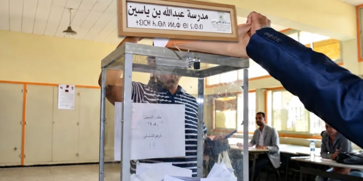 السلطات المحلية بزايو تتدخل لإجلاء أشخاص من مكتب تصويت بعد اقتحامه بمدرسة عبد الله بن ياسين