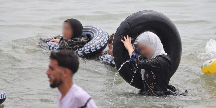 بعد رحلة العبور إلى سبتة.. أمهات مغربيات يلدن في المستشفى ويجدن أنفسهن أمام مأزق جديد