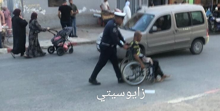 بصورة تقطر إنسانية.. شرطي بمدينة زايو يجسد أسمى معاني التضامن ويصنع الحدث بشارع سيدي عثمان