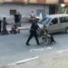 بصورة تقطر إنسانية.. شرطي بمدينة زايو يجسد أسمى معاني التضامن ويصنع الحدث بشارع سيدي عثمان