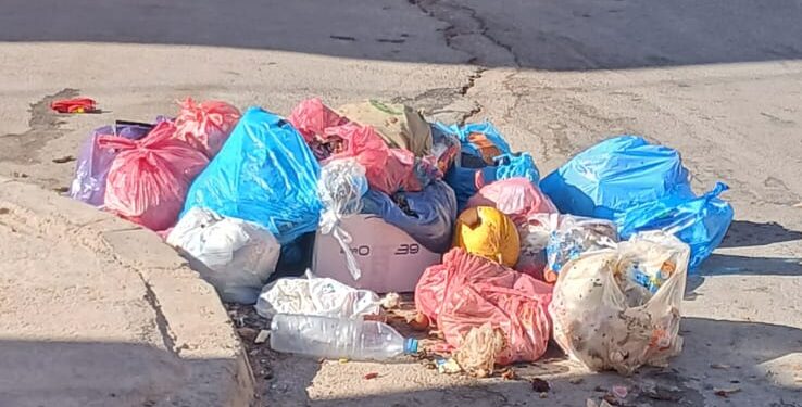 بالصور.. الأزبال تنتشر بحي السوق وسيدي عثمان بزايو وتؤرق الساكنة ليلا ونهارا
