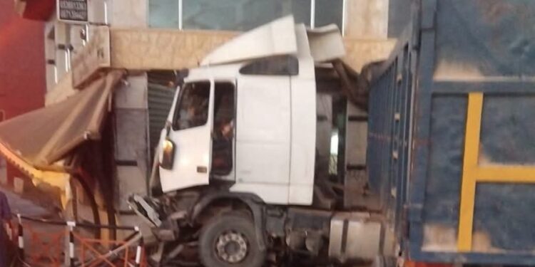 حادثة خطيرة بطريق السعيدية في بركان: شاحنة تقتحم مقهى وتخلف خسائر مادية جسيمة